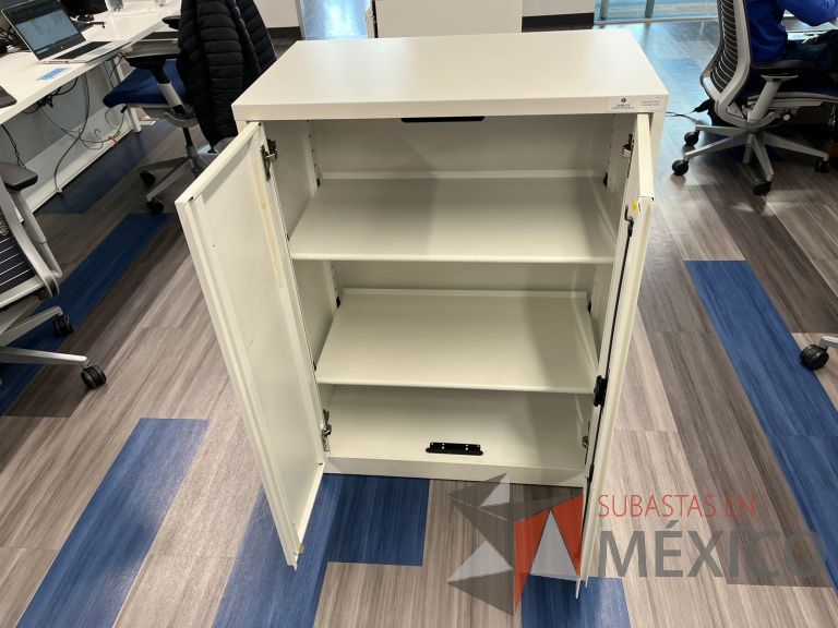 Lote 024 - Gabinete vertical de 2 puertas y 2 entrepaños color blanco - Imagen 4