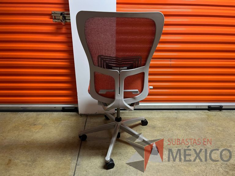 Lote 009 - Silla operativa con ruedas, respaldo en malla y asiento en tela color naranja - Imagen 4