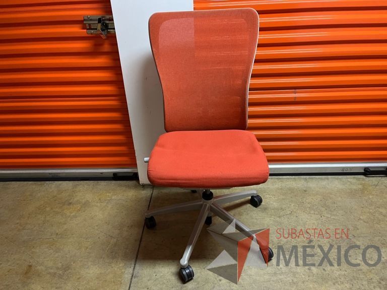 Lote 009 - Silla operativa con ruedas, respaldo en malla y asiento en tela color naranja