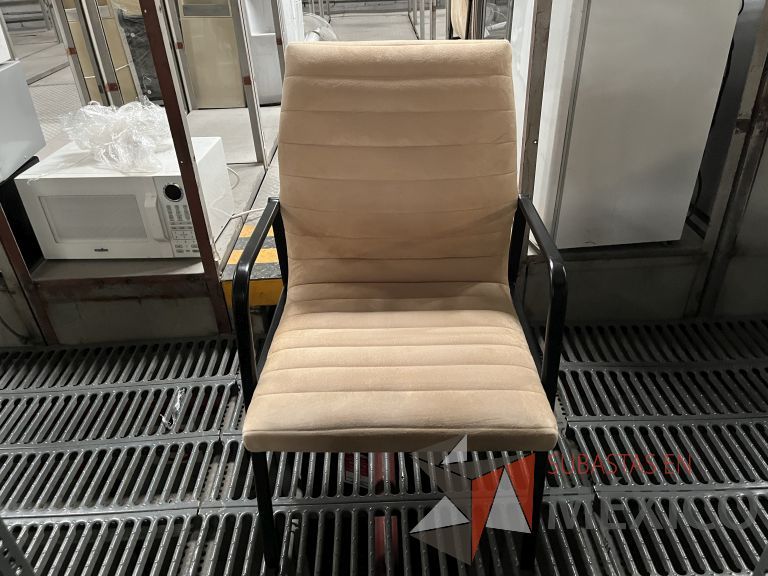 Lote 070 - 13 Sillas fijas, asiento y respaldo en tela color beige - Imagen 4