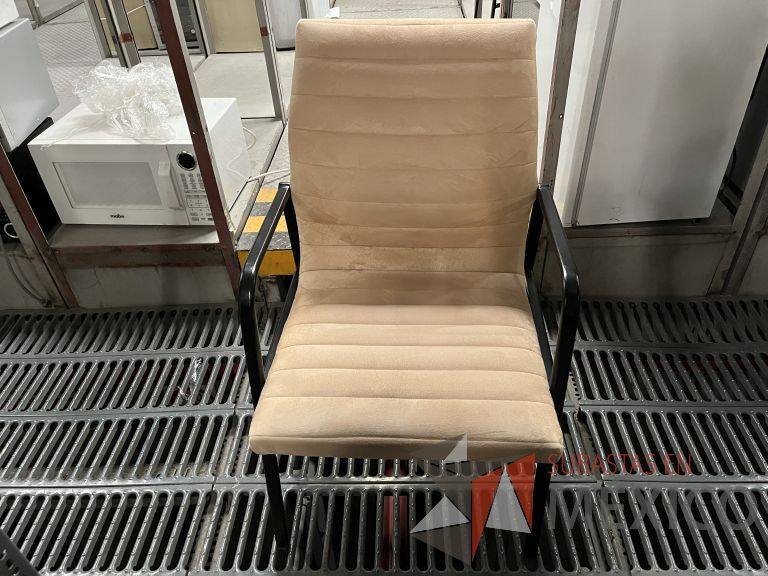 Lote 070 - 13 Sillas fijas, asiento y respaldo en tela color beige - Imagen 5