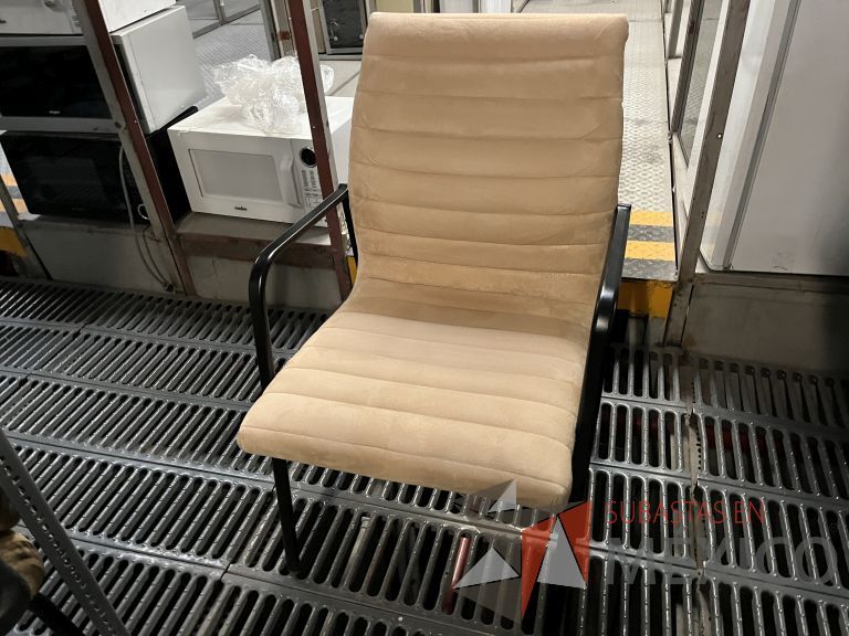 Lote 070 - 13 Sillas fijas, asiento y respaldo en tela color beige - Imagen 10