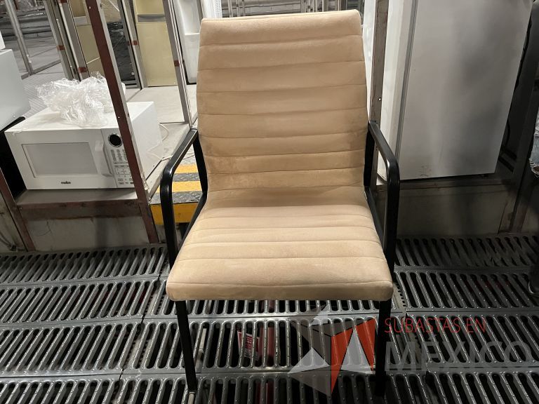 Lote 070 - 13 Sillas fijas, asiento y respaldo en tela color beige - Imagen 14
