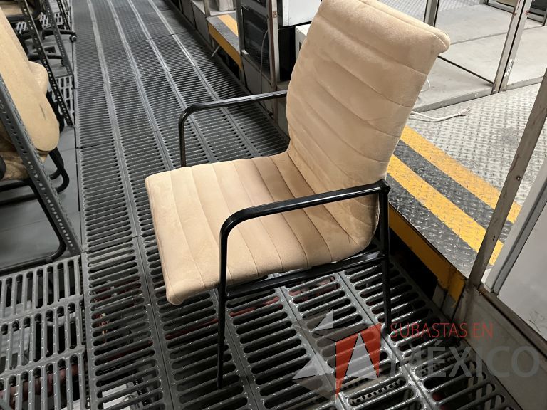 Lote 070 - 13 Sillas fijas, asiento y respaldo en tela color beige - Imagen 15