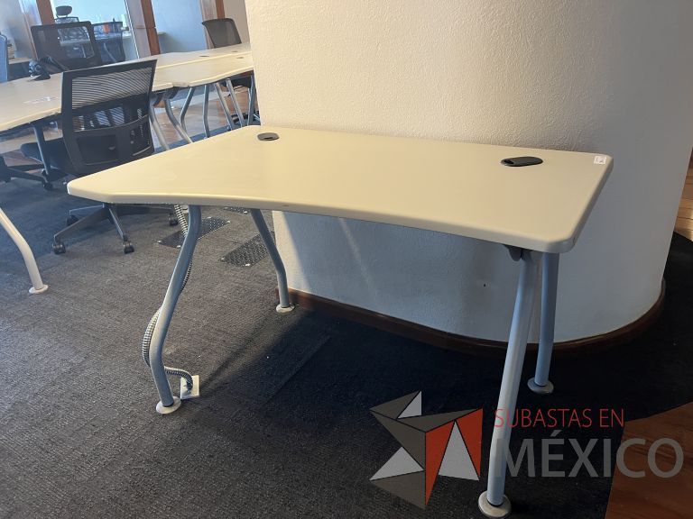 Lote 057 - Mesa de trabajo patas metálicas y cubierta color beige - Imagen 2