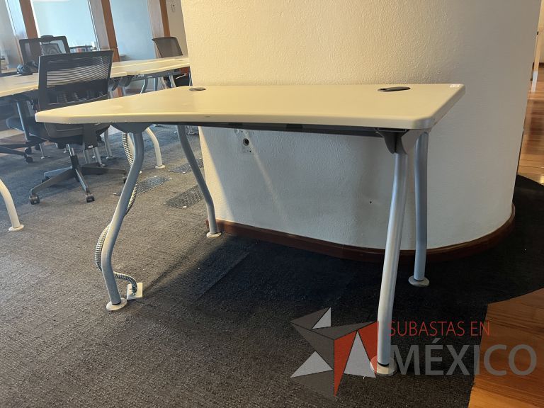 Lote 057 - Mesa de trabajo patas metálicas y cubierta color beige - Imagen 3