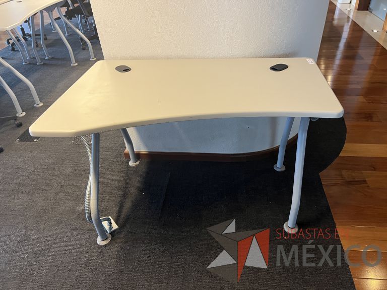 Lote 057 - Mesa de trabajo patas metálicas y cubierta color beige