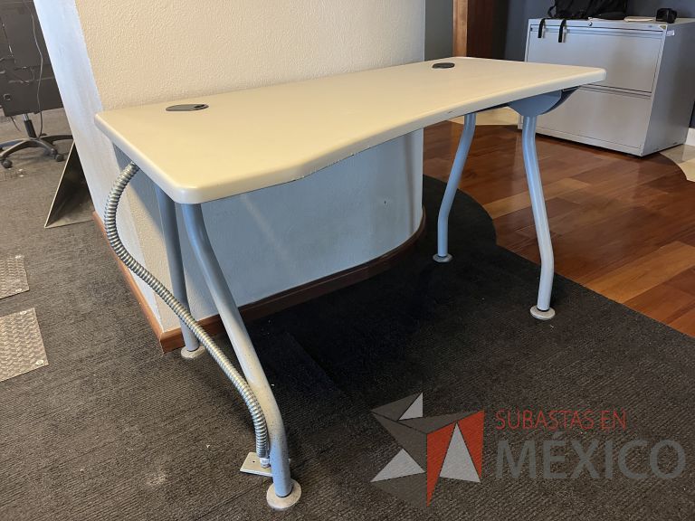 Lote 057 - Mesa de trabajo patas metálicas y cubierta color beige - Imagen 4