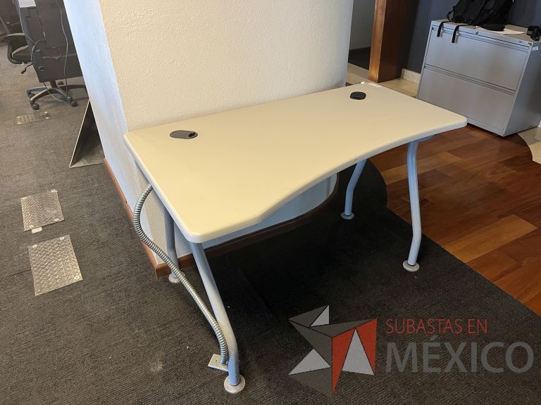 Lote 057 - Mesa de trabajo patas metálicas y cubierta color beige - Imagen 5