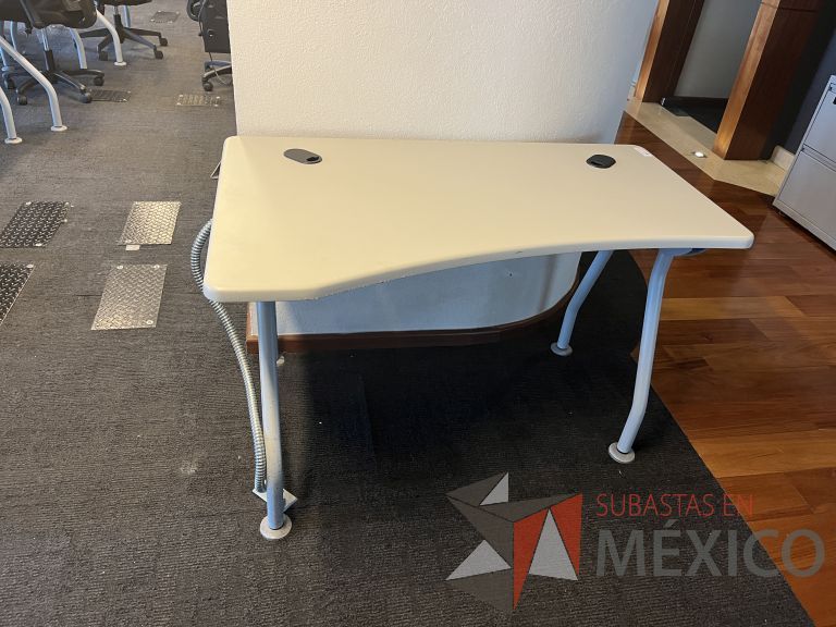 Lote 057 - Mesa de trabajo patas metálicas y cubierta color beige - Imagen 6