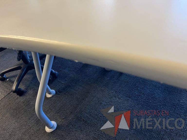Lote 057 - Mesa de trabajo patas metálicas y cubierta color beige - Imagen 8