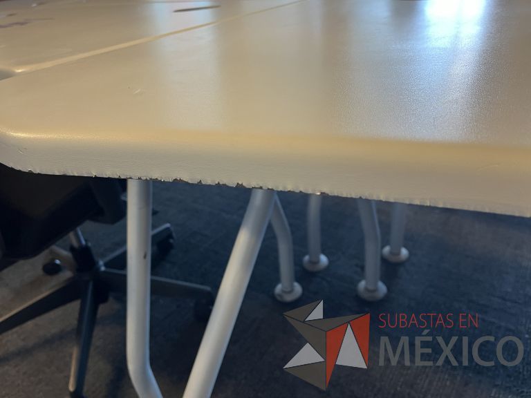 Lote 057 - Mesa de trabajo patas metálicas y cubierta color beige - Imagen 9