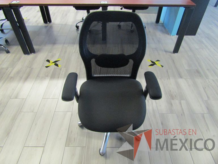 Lote 172 - Silla ejecutiva con ruedas, descansabrazos, respaldo en malla y asiento en tela color negro - Imagen 3