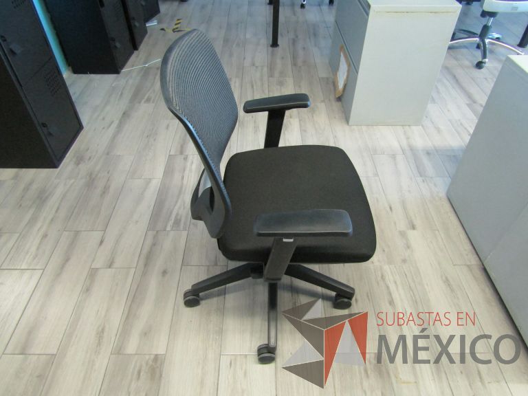Lote 173 - Silla ejecutiva con ruedas, descansabrazos, respaldo en malla y asiento en tela color negro - Imagen 3