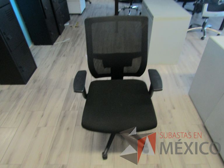 Lote 174 - Silla ejecutiva con ruedas, descansabrazos, respaldo en malla y asiento en tela color negro