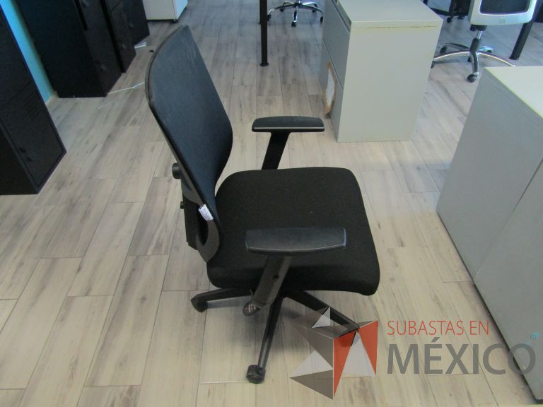 Lote 174 - Silla ejecutiva con ruedas, descansabrazos, respaldo en malla y asiento en tela color negro - Imagen 2