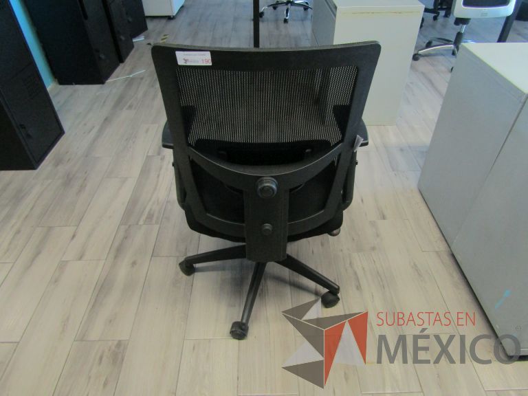 Lote 174 - Silla ejecutiva con ruedas, descansabrazos, respaldo en malla y asiento en tela color negro - Imagen 3
