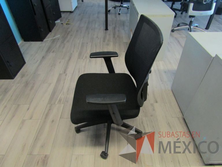 Lote 174 - Silla ejecutiva con ruedas, descansabrazos, respaldo en malla y asiento en tela color negro - Imagen 4