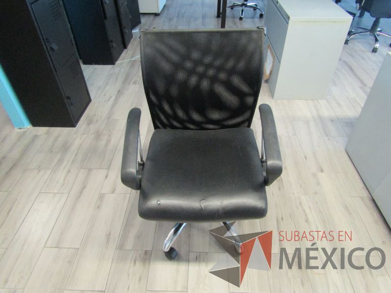 Lote 177 - Silla ejecutiva con ruedas, descansabrazos, respaldo en malla y asiento piel color negro