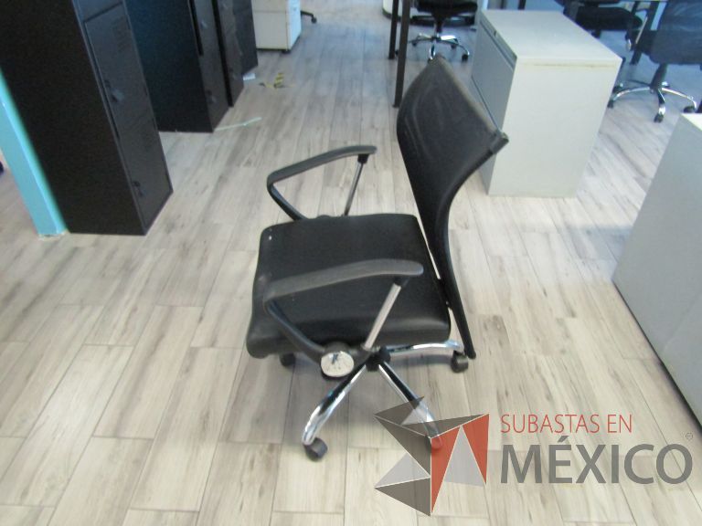 Lote 177 - Silla ejecutiva con ruedas, descansabrazos, respaldo en malla y asiento piel color negro - Imagen 4
