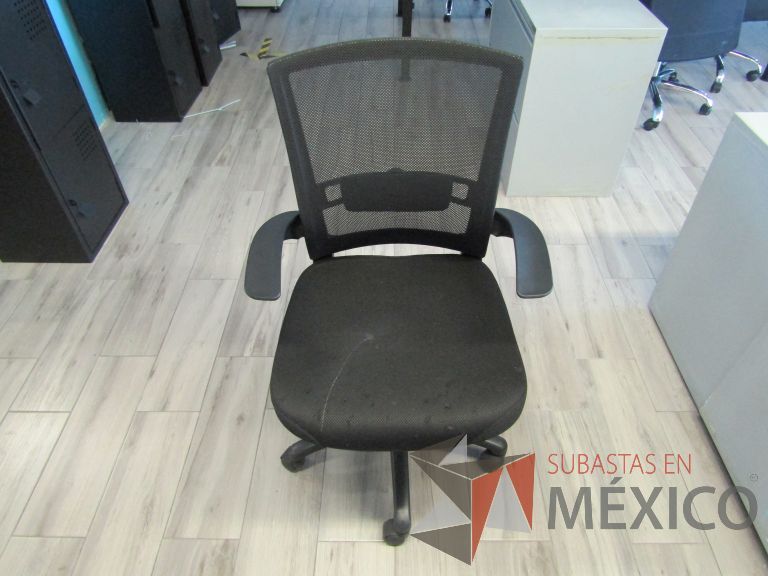 Lote 178 - Silla ejecutiva con ruedas, descansabrazos, respaldo en malla y asiento en tela color negro