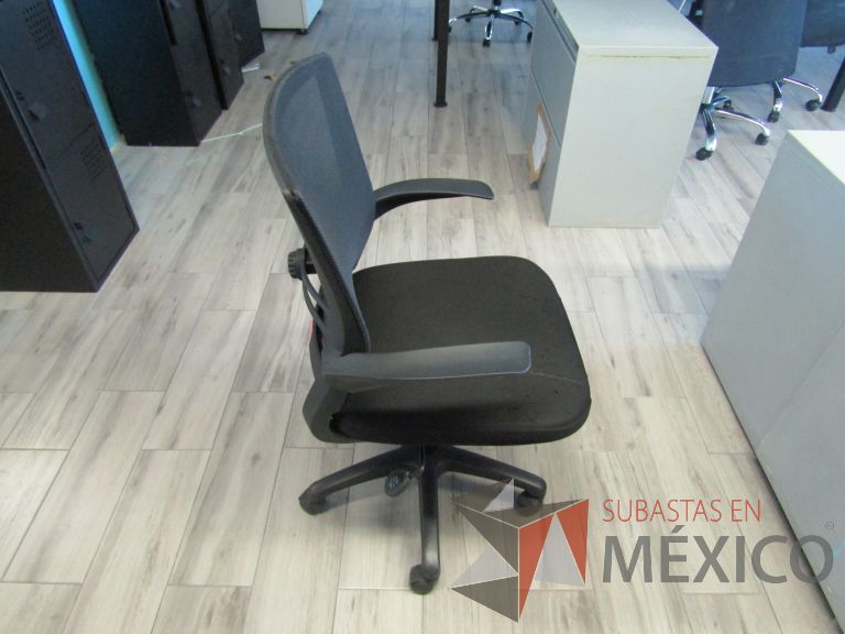 Lote 178 - Silla ejecutiva con ruedas, descansabrazos, respaldo en malla y asiento en tela color negro - Imagen 2