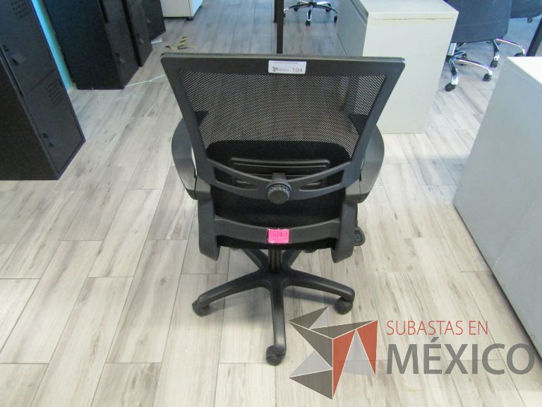 Lote 178 - Silla ejecutiva con ruedas, descansabrazos, respaldo en malla y asiento en tela color negro - Imagen 3