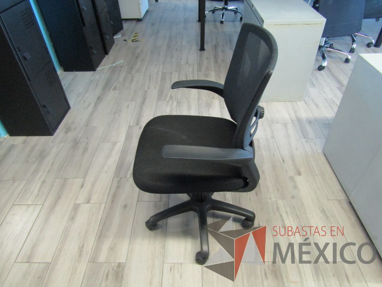 Lote 178 - Silla ejecutiva con ruedas, descansabrazos, respaldo en malla y asiento en tela color negro - Imagen 4