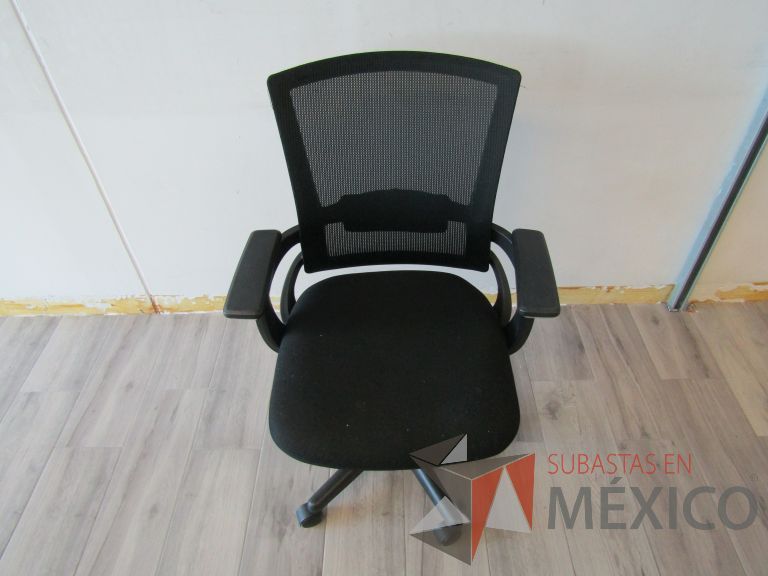 Lote 183 - Silla ejecutiva con ruedas, descansabrazos, respaldo en malla y asiento en tela color negro
