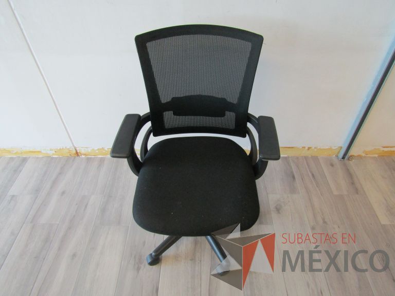 Lote 183 - Silla ejecutiva con ruedas, descansabrazos, respaldo en malla y asiento en tela color negro - Imagen 2