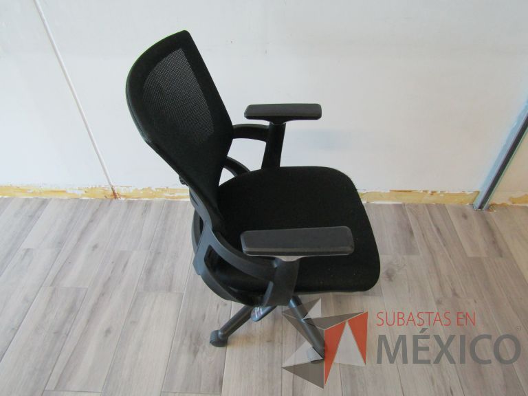 Lote 183 - Silla ejecutiva con ruedas, descansabrazos, respaldo en malla y asiento en tela color negro - Imagen 3