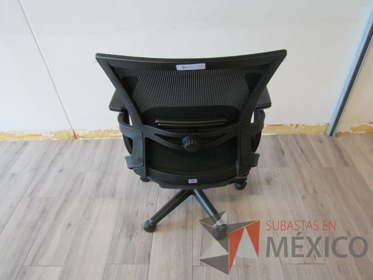 Lote 183 - Silla ejecutiva con ruedas, descansabrazos, respaldo en malla y asiento en tela color negro - Imagen 4