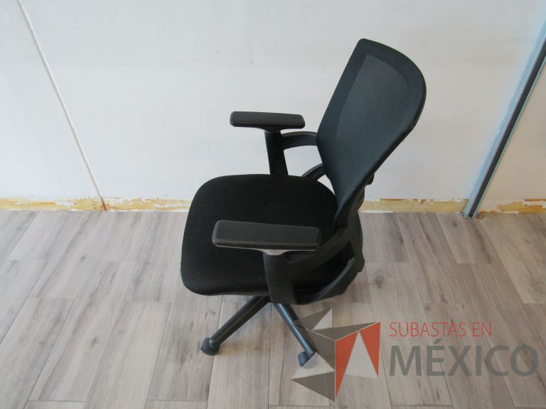Lote 183 - Silla ejecutiva con ruedas, descansabrazos, respaldo en malla y asiento en tela color negro - Imagen 5