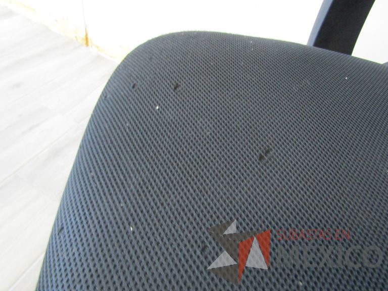 Lote 183 - Silla ejecutiva con ruedas, descansabrazos, respaldo en malla y asiento en tela color negro - Imagen 6