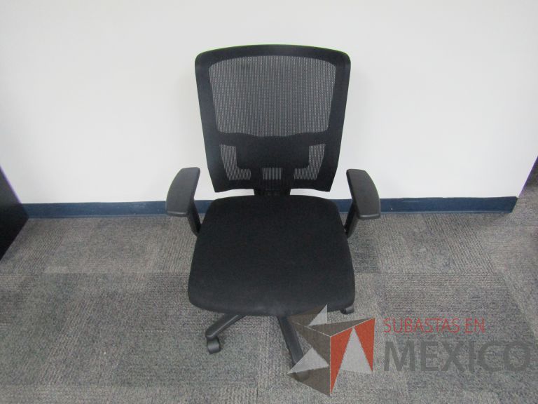 Lote 225 - Silla ejecutiva con ruedas, descansabrazos, respaldo en malla y asiento en tela color negro