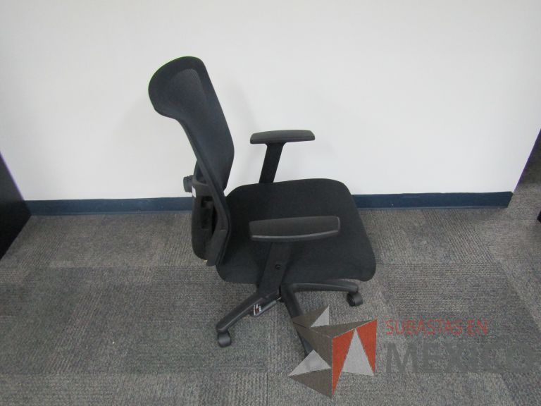 Lote 225 - Silla ejecutiva con ruedas, descansabrazos, respaldo en malla y asiento en tela color negro - Imagen 2