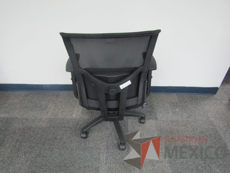 Lote 225 - Silla ejecutiva con ruedas, descansabrazos, respaldo en malla y asiento en tela color negro - Imagen 3