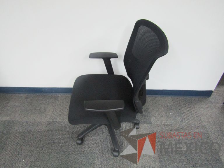 Lote 225 - Silla ejecutiva con ruedas, descansabrazos, respaldo en malla y asiento en tela color negro - Imagen 4