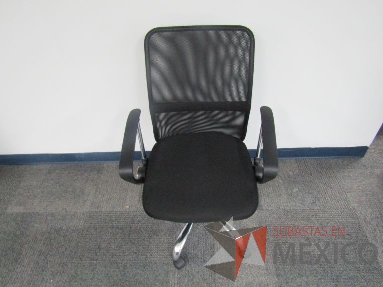Lote 226 - Silla ejecutiva con ruedas, descansabrazos, respaldo en malla y asiento en tela color negro