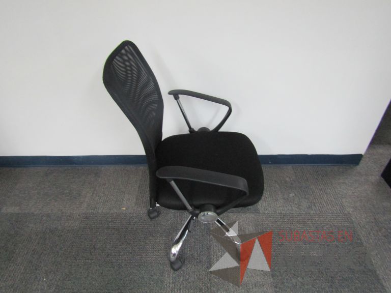 Lote 226 - Silla ejecutiva con ruedas, descansabrazos, respaldo en malla y asiento en tela color negro - Imagen 2