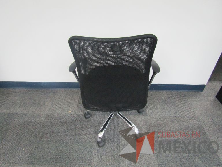 Lote 226 - Silla ejecutiva con ruedas, descansabrazos, respaldo en malla y asiento en tela color negro - Imagen 3