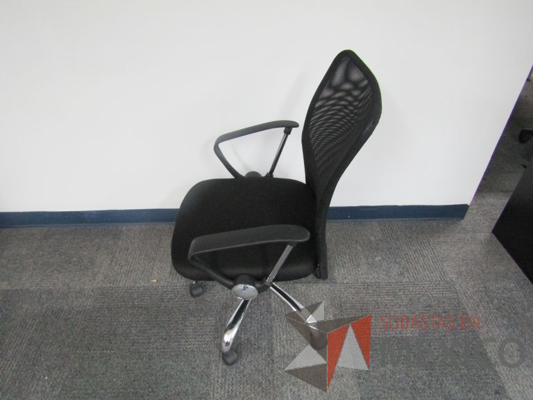 Lote 226 - Silla ejecutiva con ruedas, descansabrazos, respaldo en malla y asiento en tela color negro - Imagen 4