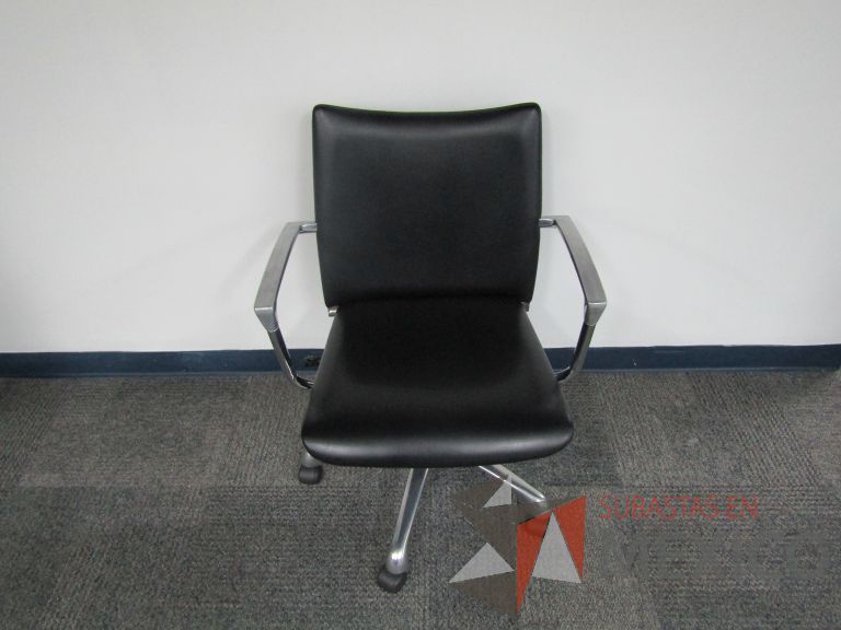 Lote 227 - Silla ejecutiva con ruedas, descansabrazos, asiento y respaldo en piel color negro - Imagen 2