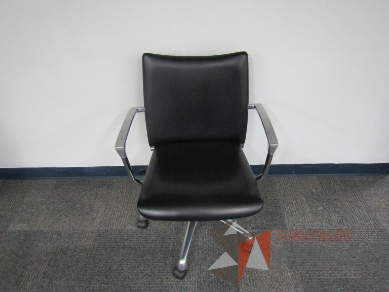 Lote 227 - Silla ejecutiva con ruedas, descansabrazos, asiento y respaldo en piel color negro