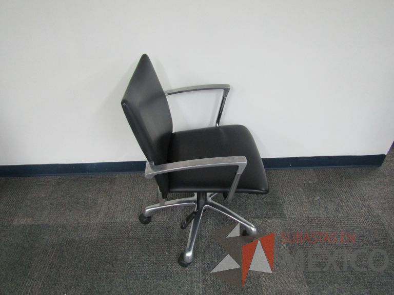 Lote 227 - Silla ejecutiva con ruedas, descansabrazos, asiento y respaldo en piel color negro - Imagen 3