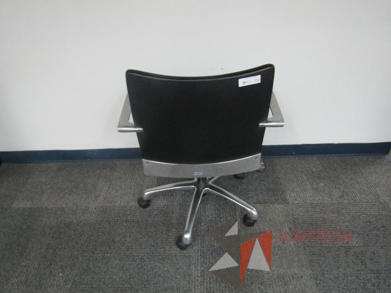 Lote 227 - Silla ejecutiva con ruedas, descansabrazos, asiento y respaldo en piel color negro - Imagen 4