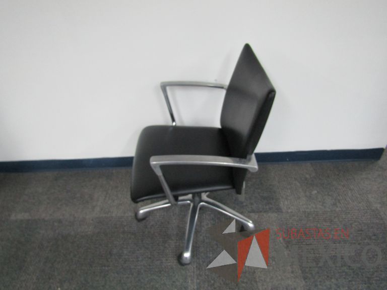 Lote 227 - Silla ejecutiva con ruedas, descansabrazos, asiento y respaldo en piel color negro - Imagen 5