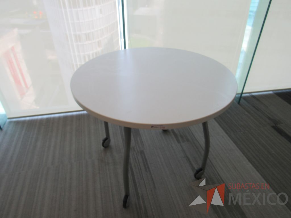 Lote 202 - 2 Mesas de trabajo circulares color blanco con 4 patas metálicas con ruedas - Imagen 2