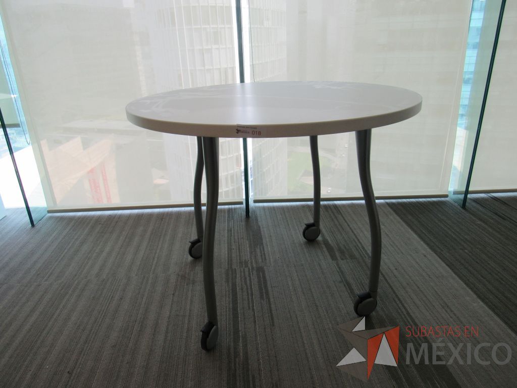 Lote 202 - 2 Mesas de trabajo circulares color blanco con 4 patas metálicas con ruedas - Imagen 3