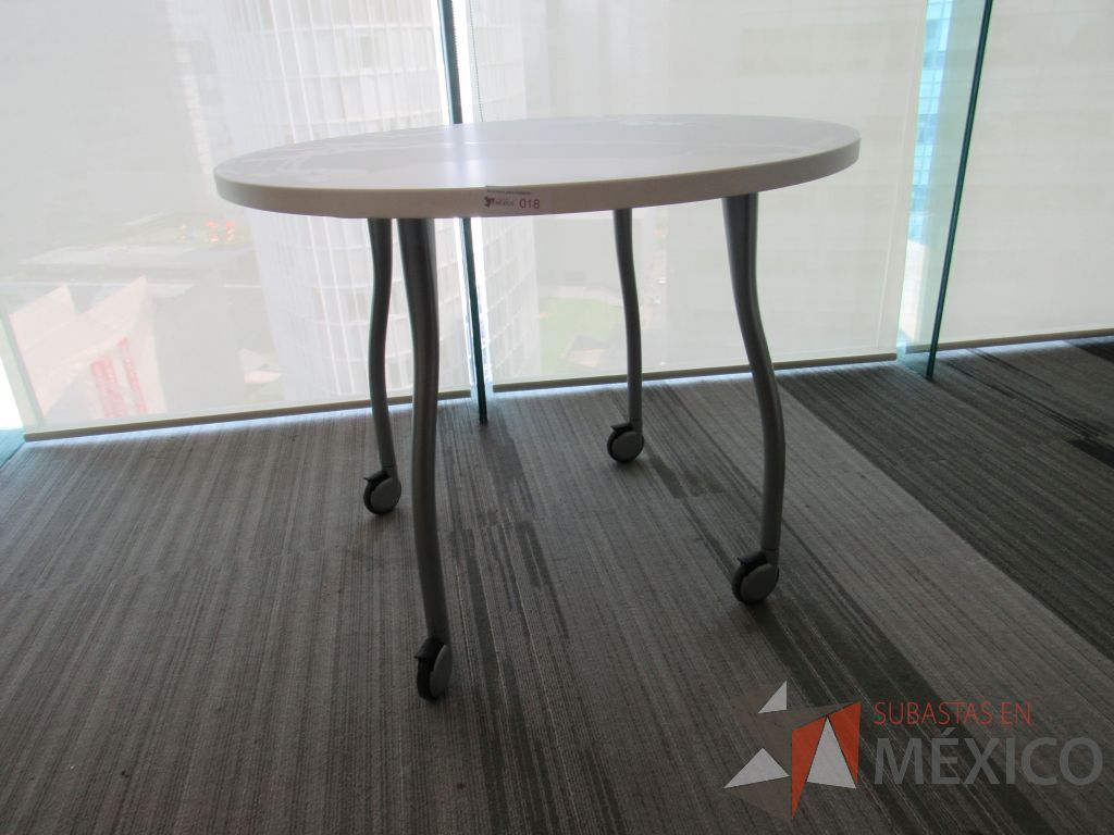 Lote 202 - 2 Mesas de trabajo circulares color blanco con 4 patas metálicas con ruedas - Imagen 4